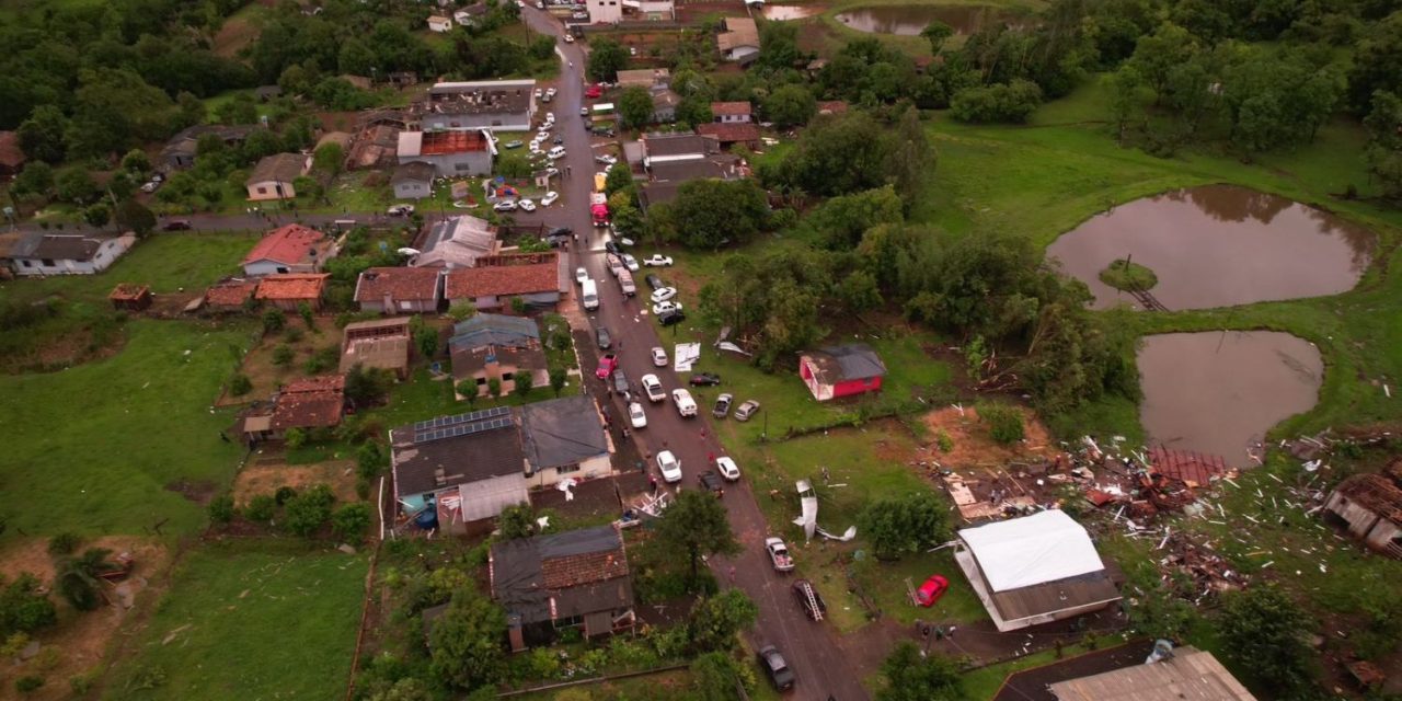 <span class="entry-title-primary">Santa Catarina registrou três tornados durante a onda de tempestades</span> <h2 class="entry-subtitle">Análise de campo e de imagens de radar permitiram confirmar três tornados ontem no Oeste de Santa Catarina </h2>