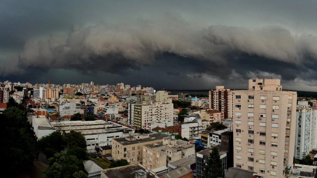 Frente fria alcança Porto Alegre com vendaval de quase 100 km/h