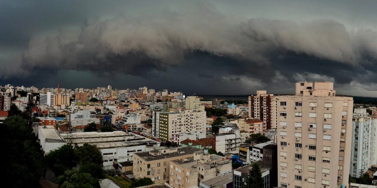 <span class="entry-title-primary">Frente fria alcança Porto Alegre com vendaval de quase 100 km/h</span> <h2 class="entry-subtitle">Forte vendaval atingiu Porto Alegre pouco depois das 17h deste domingo com a chegada da frente fria à capital </h2>