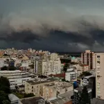 Frente fria alcança Porto Alegre com vendaval de quase 100 km/h