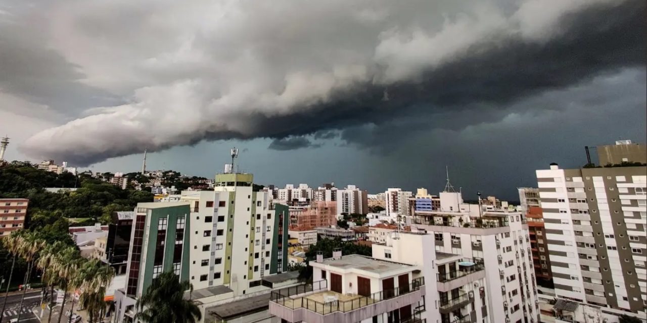 <span class="entry-title-primary">Alerta: alto risco de novos temporais nas próximas horas</span> <h2 class="entry-subtitle">Calor excessivo vai favorecer novos temporais no Rio Grande do Sul nas próximas horas com granizo e risco de vendavais </h2>