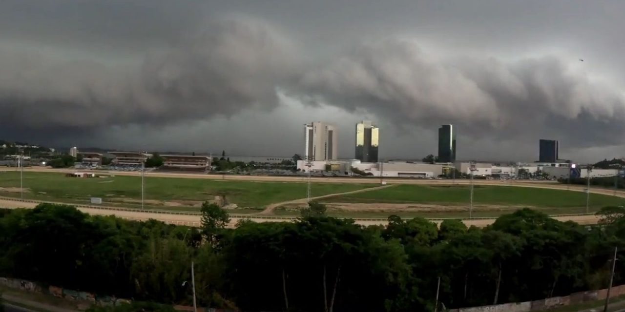 <span class="entry-title-primary">Quais estados terão temporais com a frente fria após vento de 100 km/h no RS</span> <h2 class="entry-subtitle">Frente fria chegou ao Rio Grande do Sul neste domingo com temporais que vieram com vendavais em várias cidades </h2>