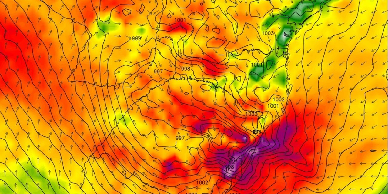 <span class="entry-title-primary">Modelos insistem em profundo ciclone e intensificam ainda mais o vento</span> <h2 class="entry-subtitle">Modelos numéricos de previsão do tempo seguem indicando um ciclone intenso com chuva volumosa, tempestades e muito vento no final da semana </h2>