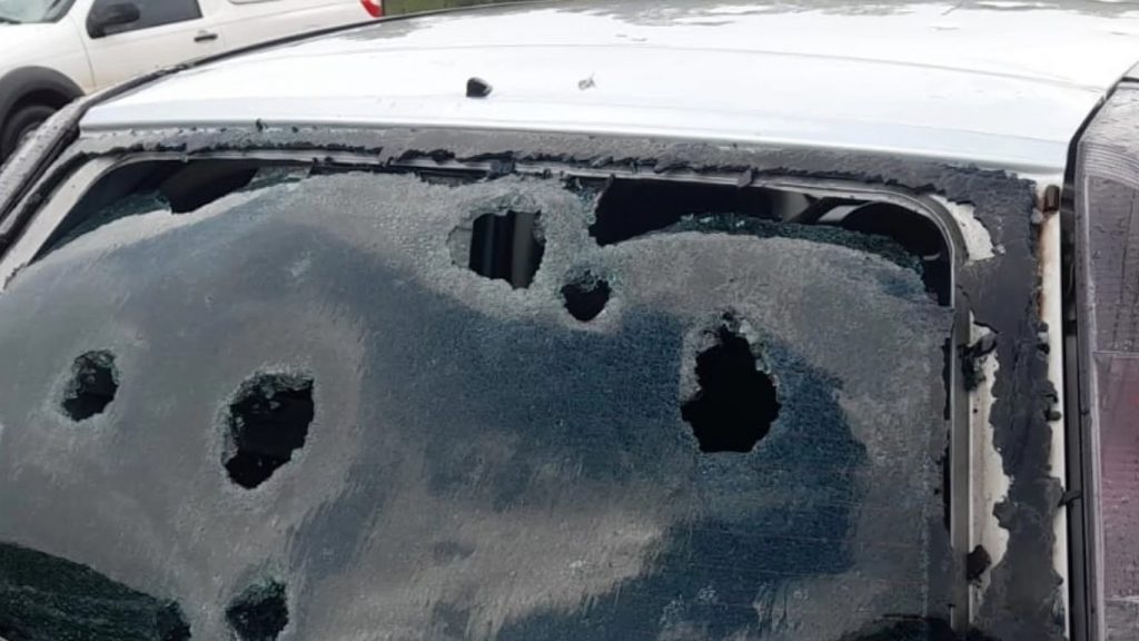 Granizo grande causa estragos e fura até vidros de carros no Sul do Brasil