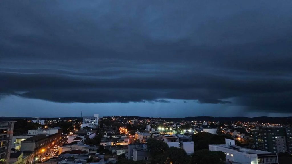 Frente fria chega à fronteira com vento e avança nas próximas horas