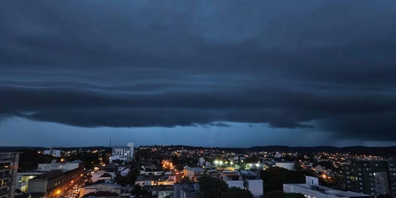 <span class="entry-title-primary">Frente fria chega à fronteira com vento e avança nas próximas horas</span> <h2 class="entry-subtitle">Frente fria já mudou o tempo com chuva, raios e vento no começo da manhã deste domingo no Oeste e no Sul gaúcho </h2>