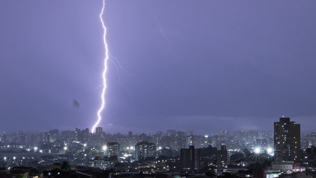 Frente fria mexerá com o tempo no Brasil e trará chuva forte e tempestades