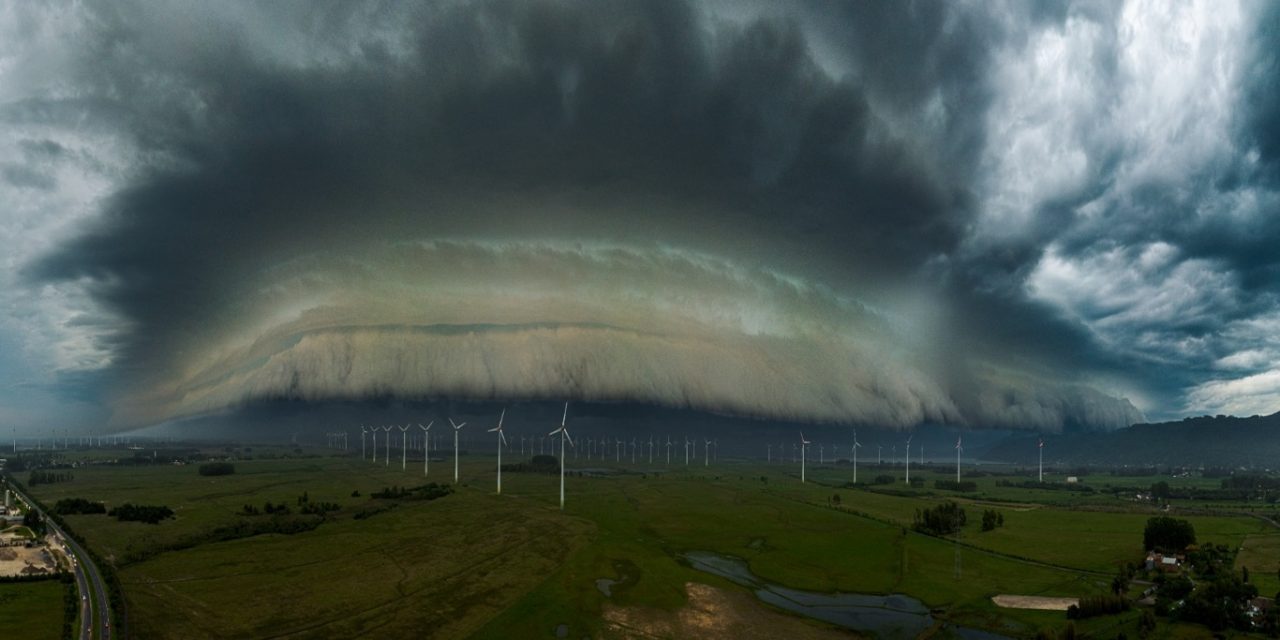 <span class="entry-title-primary">Fotógrafo faz impressionante registro de tempestade no Sul do Brasil</span> <h2 class="entry-subtitle">Nuvem prateleira de tempestade que passou por Porto Alegre foi registrada no Litoral Norte do Rio Grande do Sul </h2>