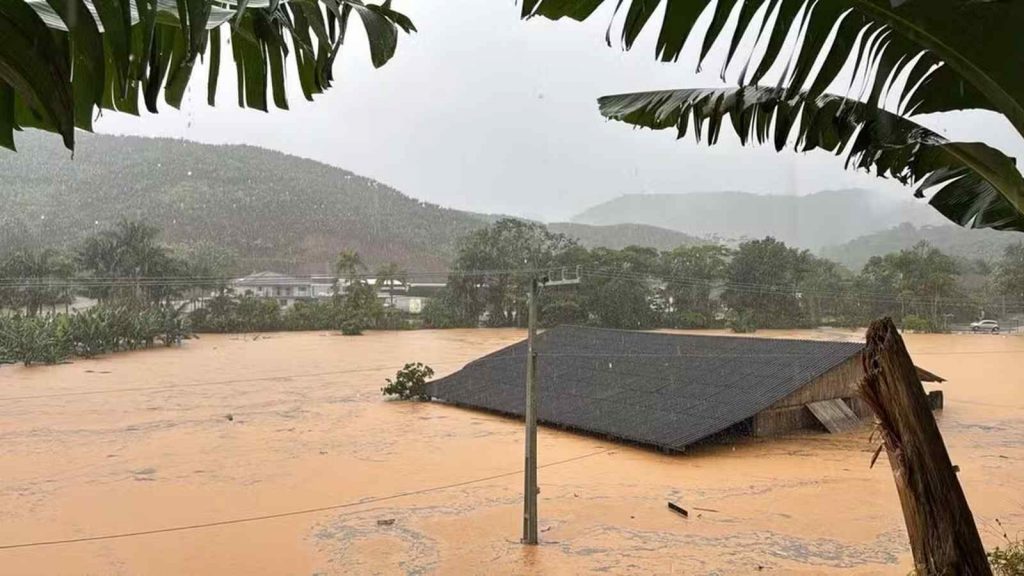 Chuva extrema, graves inundações, resgates e emergência em Santa Catarina