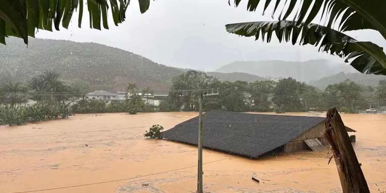 <span class="entry-title-primary">Chuva extrema, graves inundações, resgates e emergência em Santa Catarina</span> <h2 class="entry-subtitle">Chuva excessiva a extrema causou graves inundações no Vale do Itajaí com água até os telhados das casas em Luiz Alves </h2>