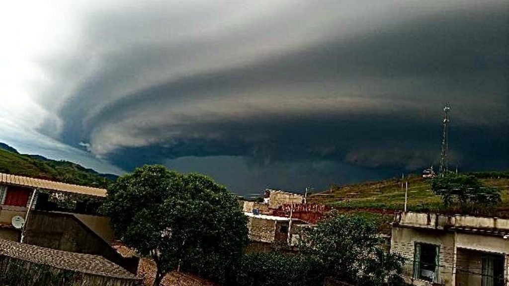 Moradores registram célula de tempestade atingindo cidade de Minas Gerais