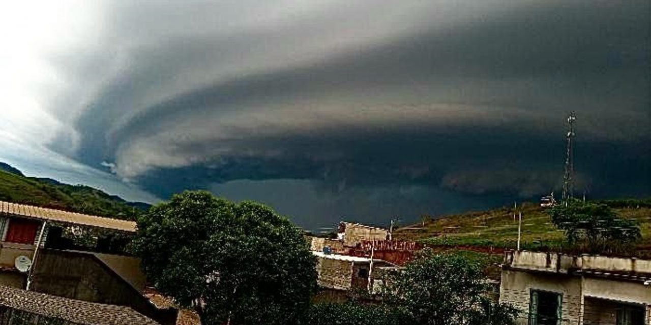 <span class="entry-title-primary">Moradores registram célula de tempestade atingindo cidade de Minas Gerais</span> <h2 class="entry-subtitle">Fortes áreas de instabilidade formaram células isoladas de tempestade hoje em Minas Gerais com chuva forte e vento </h2>