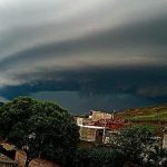 Moradores registram célula de tempestade atingindo cidade de Minas Gerais