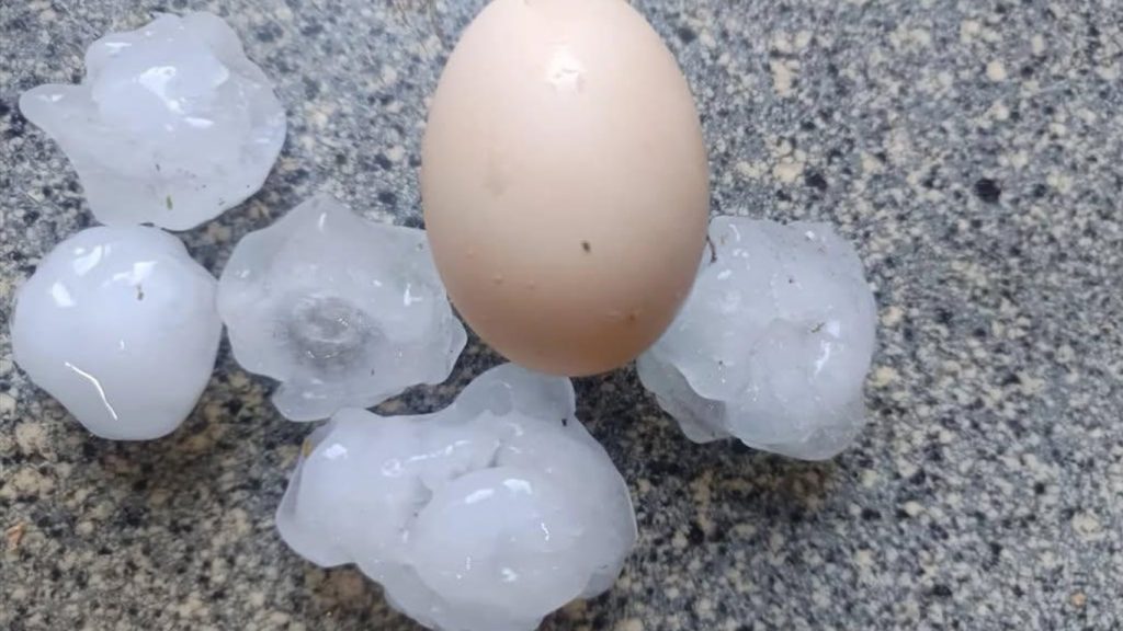 Temporais desta sexta-feira começam com registro de granizo grande