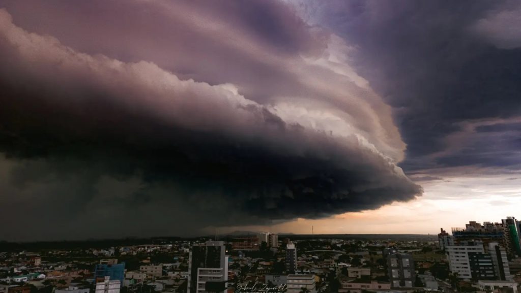 Onda de tempestades vai acompanhar formação do ciclone com vendavais