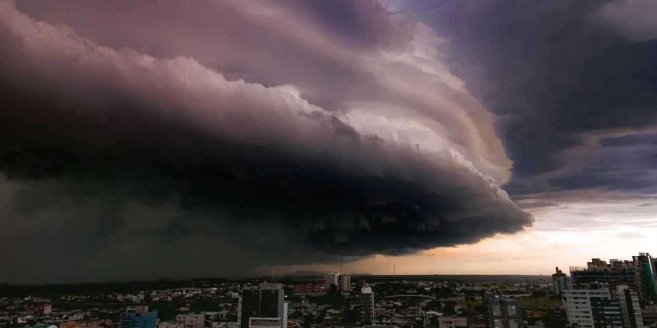 <span class="entry-title-primary">Onda de tempestades vai acompanhar formação do ciclone com vendavais</span> <h2 class="entry-subtitle">Onda de tempestades vai acompanhar a formação do ciclone entre sexta e sábado com alto risco de vendavais em diversos estados </h2>