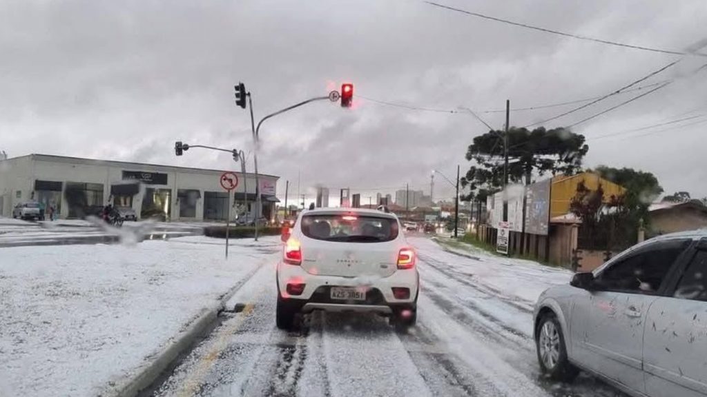 Parece neve: tempestade de granizo cobre de gelo cidade do Paraná