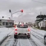 Parece neve: tempestade de granizo cobre de gelo cidade do Paraná