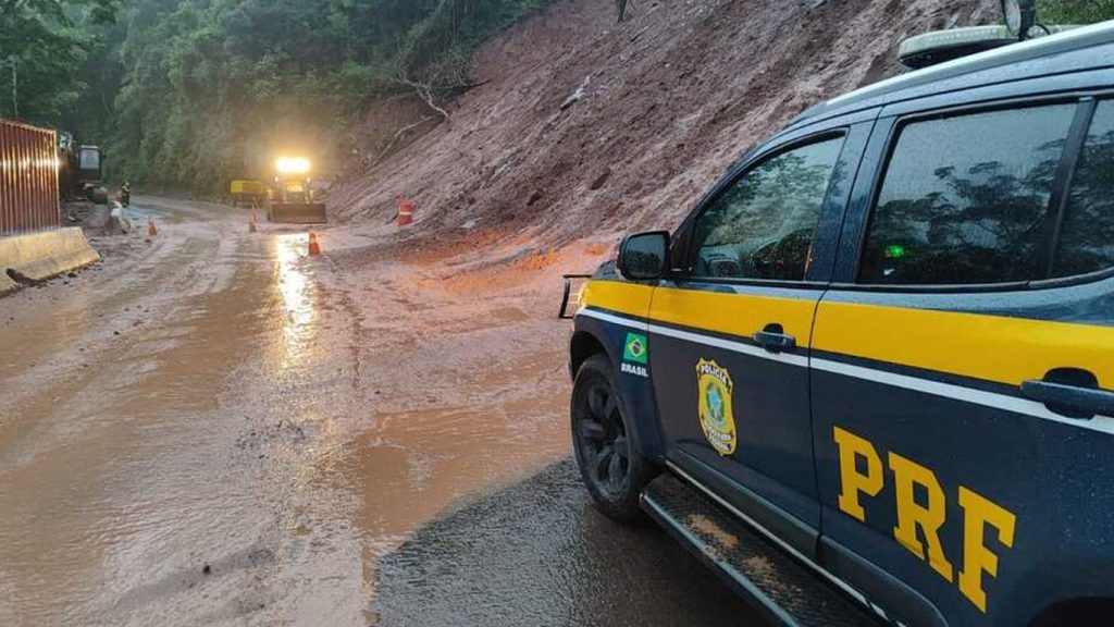 Chuva supera 150 mm, causa deslizamentos e provoca bloqueios de estradas