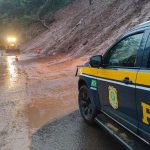 Chuva supera 150 mm, causa deslizamentos e provoca bloqueios de estradas