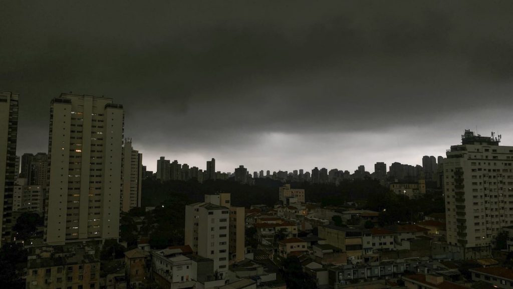 São Paulo começa novembro sob ameaça de chuva forte e tempestades