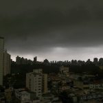 São Paulo começa novembro sob ameaça de chuva forte e tempestades