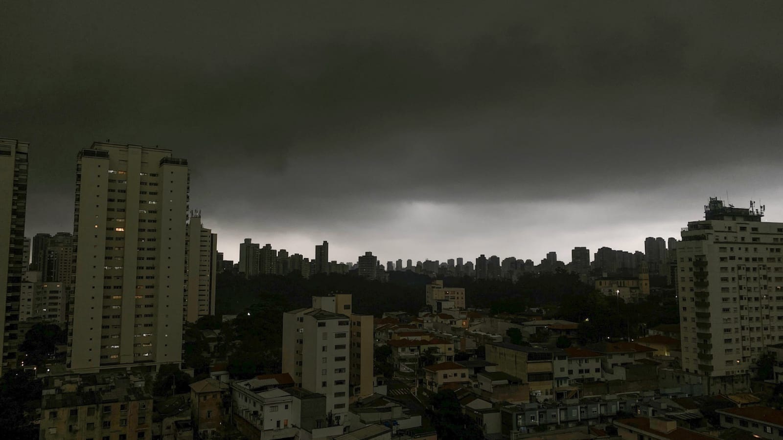 <span class="entry-title-primary">São Paulo começa novembro sob ameaça de chuva forte e tempestades</span> <h2 class="entry-subtitle">Primeiros dias de novembro serão de forte instabilidade em São Paulo com risco de chuva intensa e de tempestades </h2>