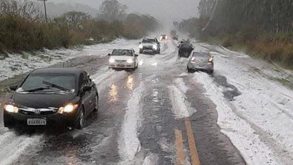 Granizo cobre rodovias de gelo e impressiona no interior de São Paulo