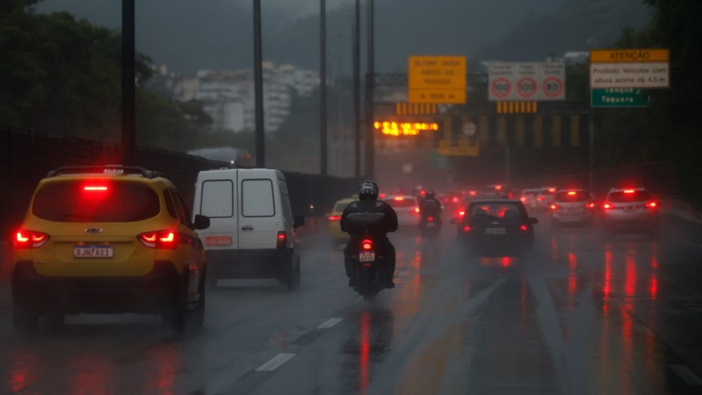 Rio de Janeiro tem cenário de perigo por chuva intensa e volumosa