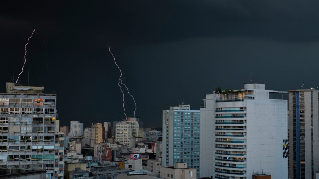 Chuva forte e temporais podem prolongar por dias a falta de luz em São Paulo