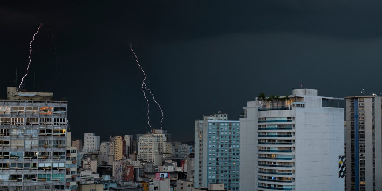 <span class="entry-title-primary">Chuva forte e temporais podem prolongar por dias a falta de luz em São Paulo</span> <h2 class="entry-subtitle">Fim de semana com chuva por vezes forte e risco de temporais ameaça prolongar ainda por dias a falta de luz em São Paulo</h2>