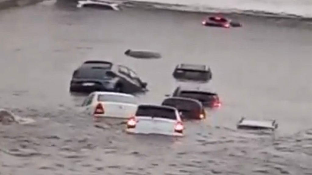 Rio atmosférico causa chuva intensa e caos em Buenos Aires; veja vídeos