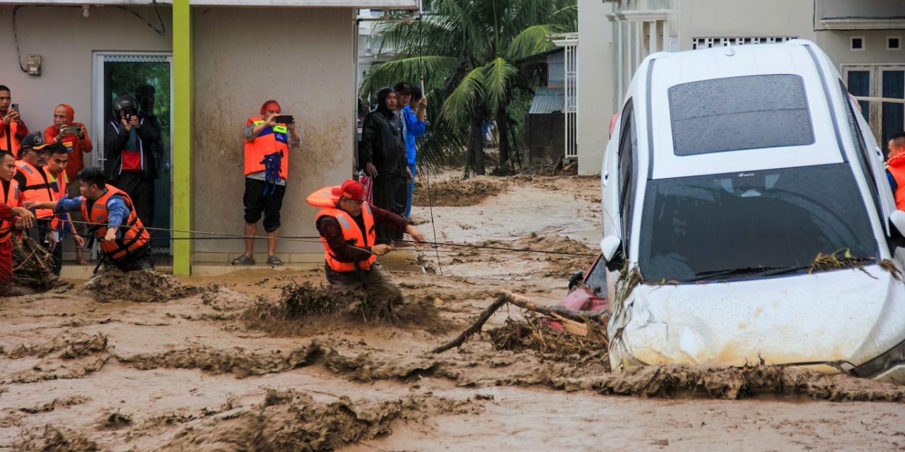 <span class="entry-title-primary">Enchentes deixam mais de mil mortos na Ásia</span> <h2 class="entry-subtitle">Chuva extrema com inundações catastróficas deixa mais de mil mortos no Sri Lanka, Indonésia, Tailândia e Malásia </h2>
