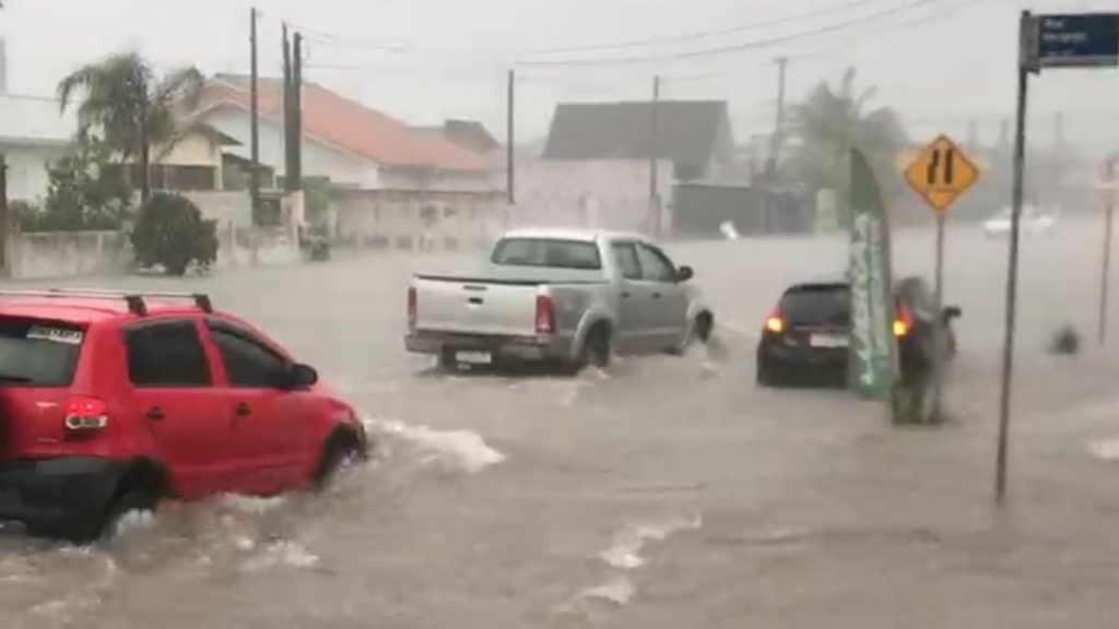 Chuva do ciclone supera 300 mm, arroios transbordam e risco continua
