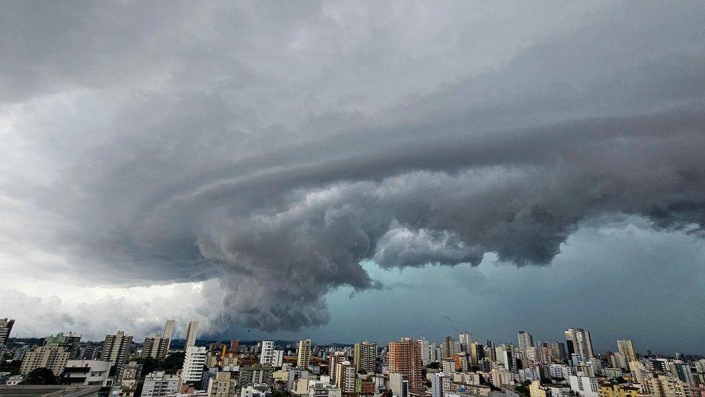 Chuva forte e temporais isolados continuarão na véspera e no Natal