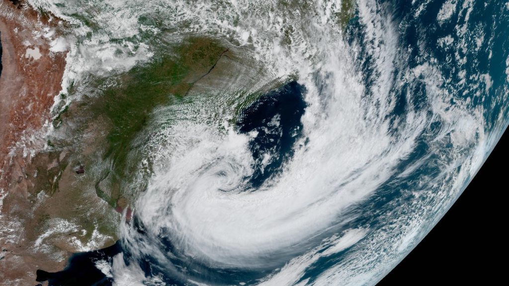 Ciclone se afasta do RS após tornado, chuva de 300 mm e vento de 105 km/h
