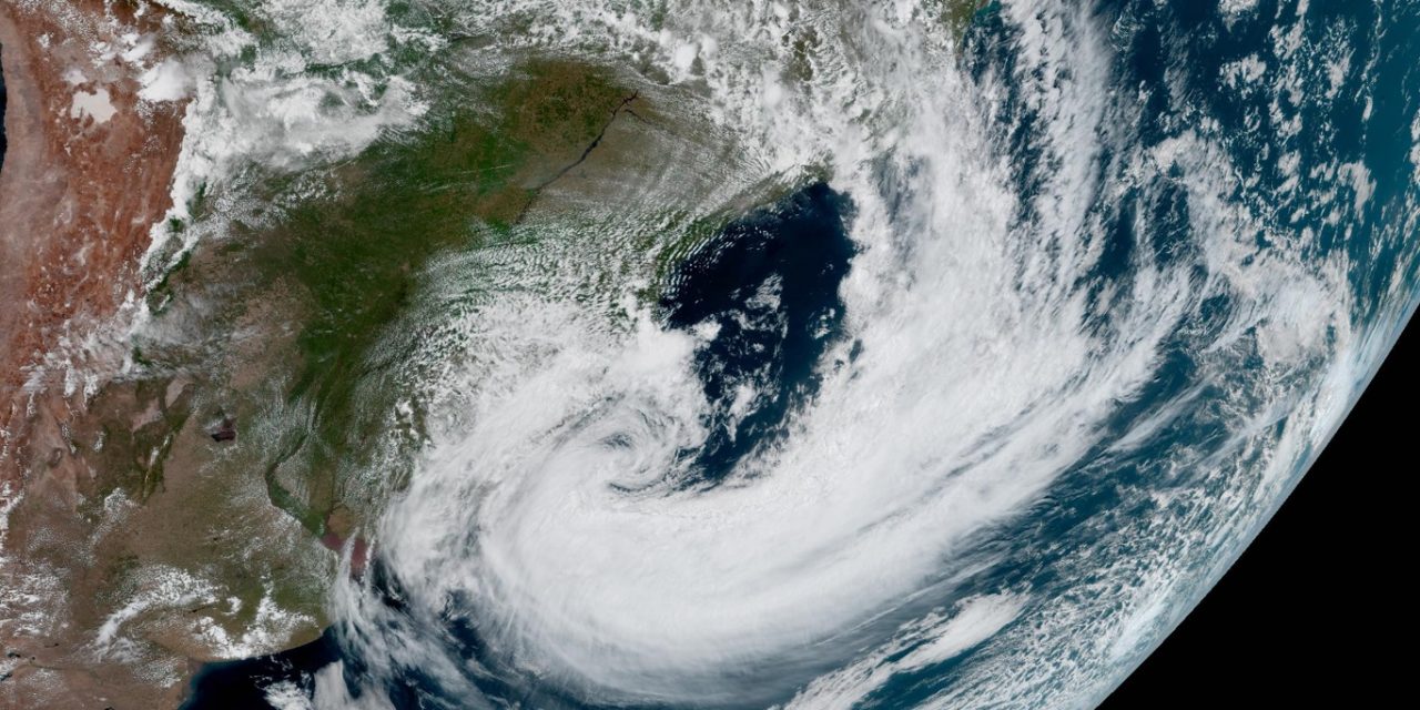 <span class="entry-title-primary">Ciclone se afasta do RS após tornado, chuva de 300 mm e vento de 105 km/h</span> <h2 class="entry-subtitle">Ciclone se afasta do Rio Grande do Sul após três dias que tiveram tempestades severas, tornado, chuva de até 300 mm e ventos ciclônicos de 90 km/h</h2>
