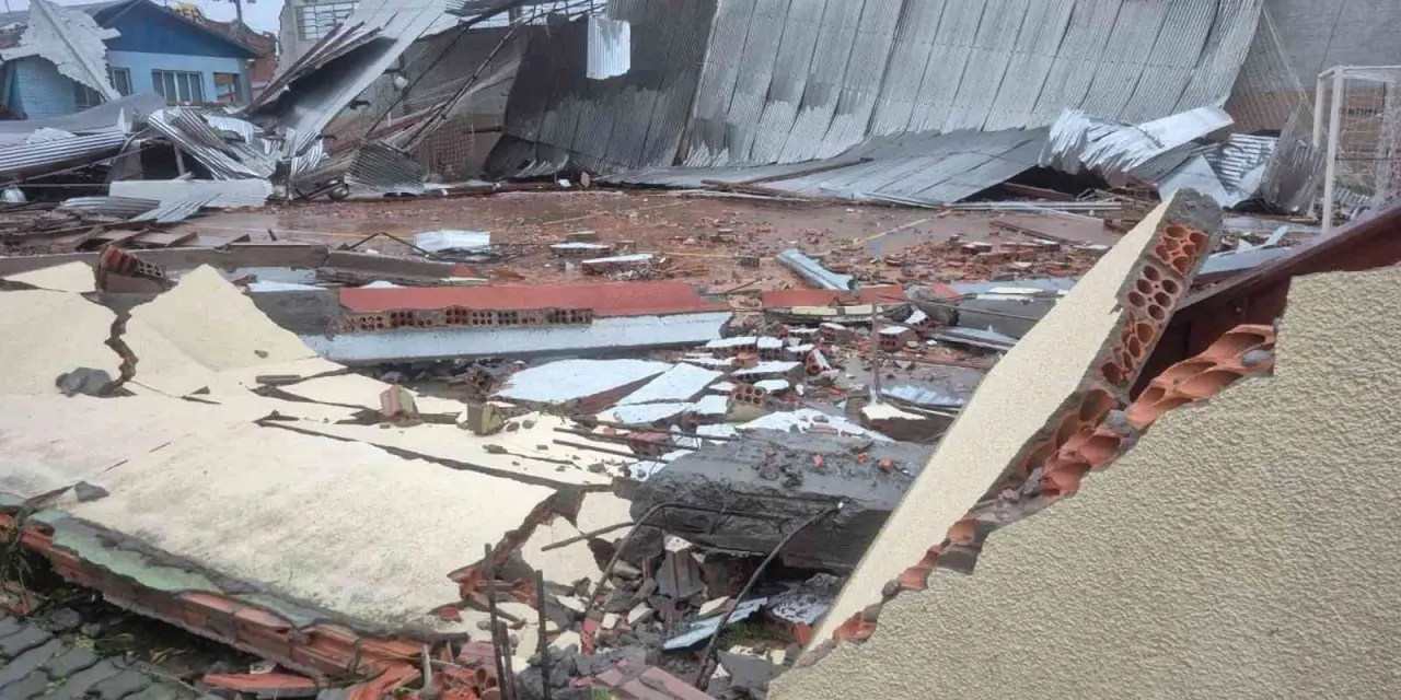 <span class="entry-title-primary">Vendaval deixa rastro de destruição na Serra Gaúcha horas antes do ciclone</span> <h2 class="entry-subtitle">Vendaval destrutivo atingiu pontos da Serra Gaúcha no final da tarde com muitos estragos em Flores da Cunha </h2>