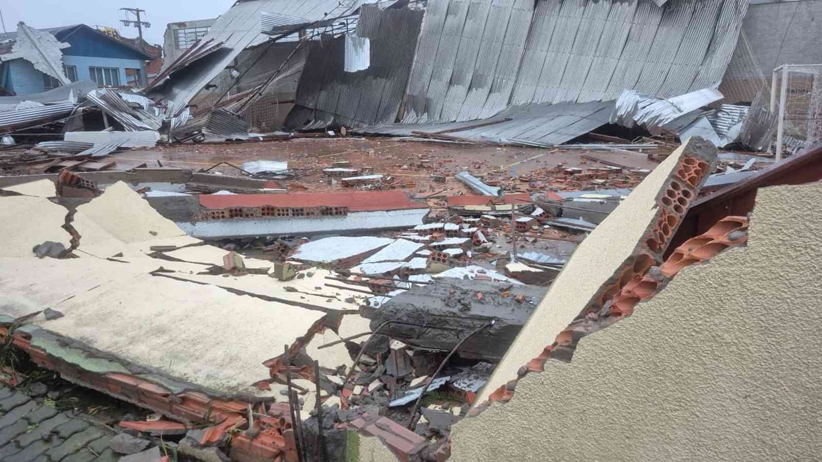 Vendaval deixa rastro de destruição na Serra Gaúcha horas antes do ciclone Vendaval destrutivo atingiu pontos da Serra Gaúcha no final da tarde com muitos estragos em Flores da Cunha
