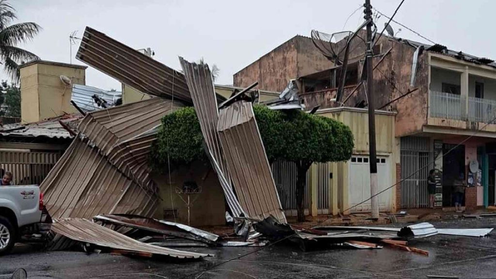 Temporais com chuva intensa e vendavais atingem o Sul e Sudeste do Brasil