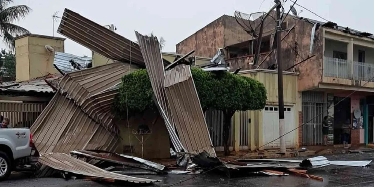 <span class="entry-title-primary">Temporais com chuva intensa e vendavais atingem o Sul e Sudeste do Brasil</span> <h2 class="entry-subtitle">Temporais com chuva intensa atingiram hoje o Paraná e São Paulo com vendavais e estragos no interior paulista </h2>