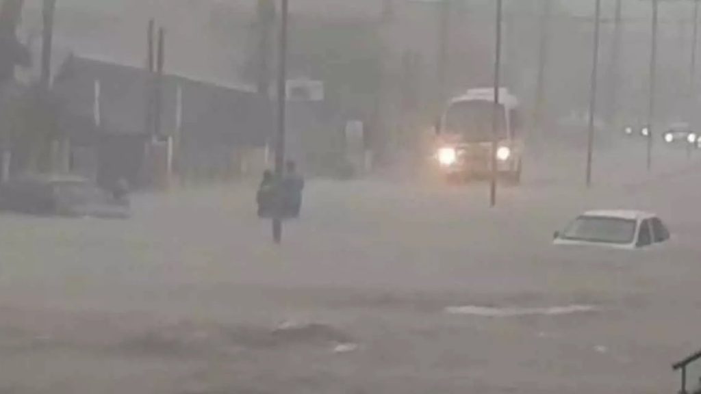 Ciclone provoca chuva extrema, ruas viram rios e cidades alagam na costa