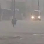 Ciclone provoca chuva extrema, ruas viram rios e cidades alagam na costa