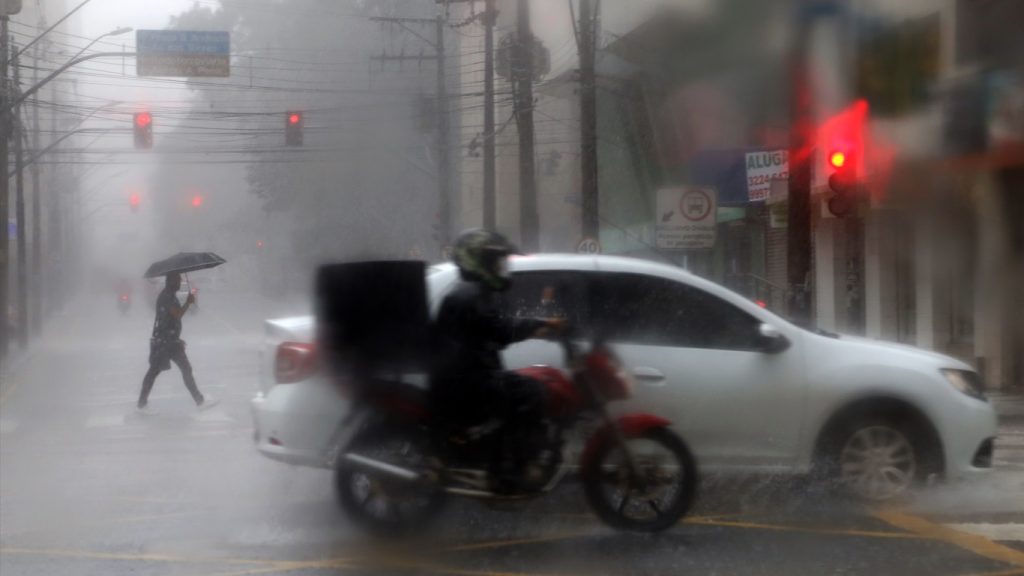Cenário de perigo por chuva excessiva a extrema de até 300 mm no Paraná