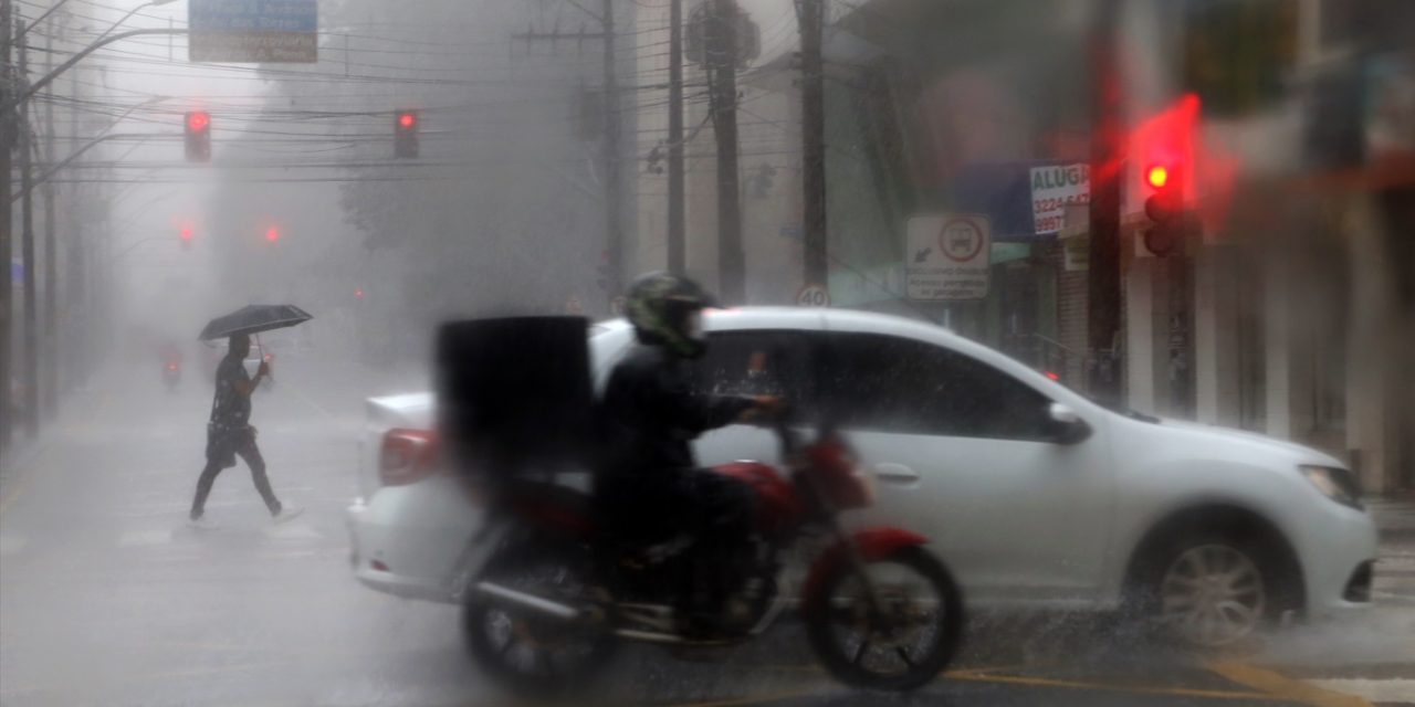 <span class="entry-title-primary">Cenário de perigo por chuva excessiva a extrema de até 300 mm no Paraná</span> <h2 class="entry-subtitle">Dados indicam a possibilidade de chuva acumulada de 200 mm a 300 mm no Paraná em apenas três dias de instabilidade </h2>