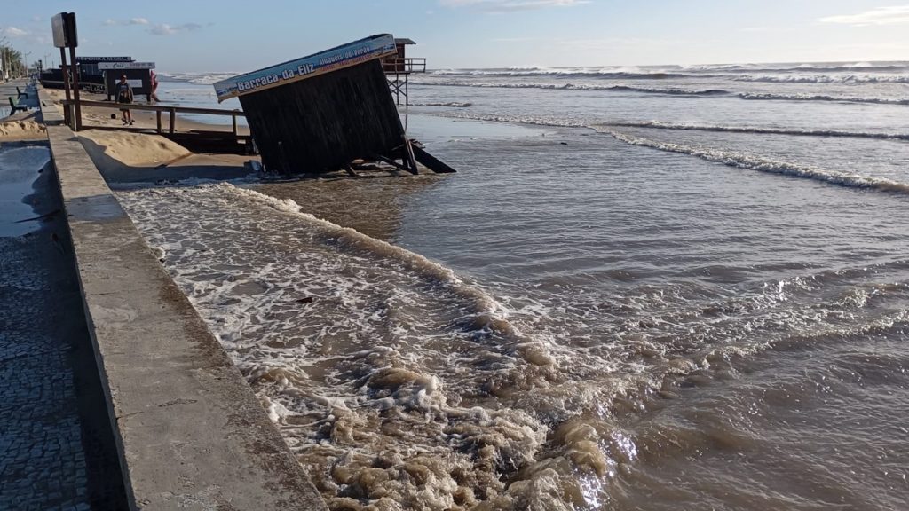Forte ressaca do mar atinge o litoral do Rio Grande do Sul