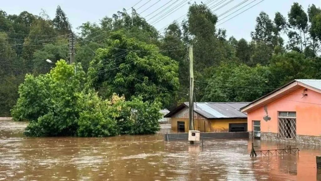 Rio atmosférico potente trará chuva extrema com risco de enchentes