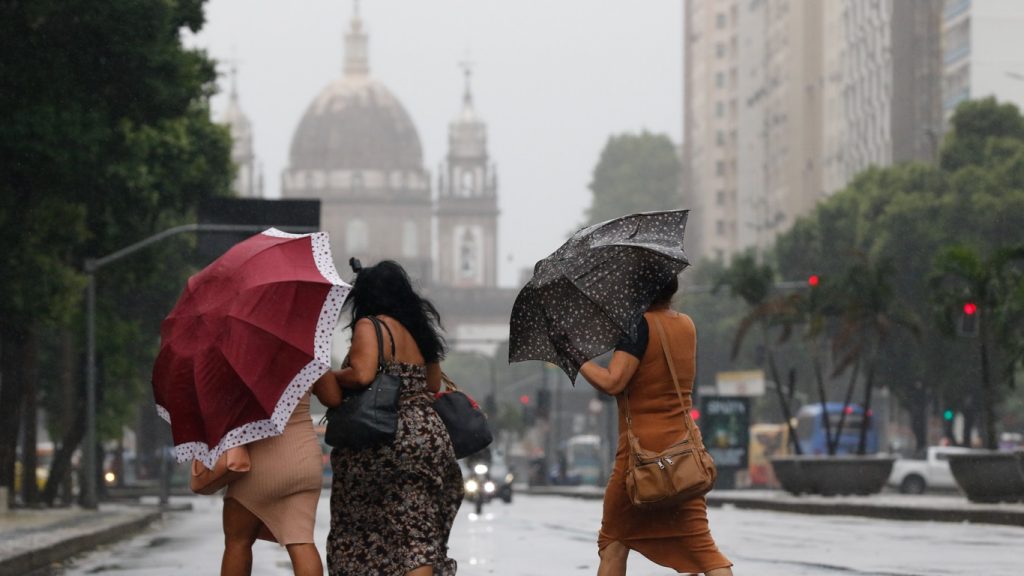 Chuva acima de 100 mm e vento perto de 80 km/h atingem o Rio de Janeiro