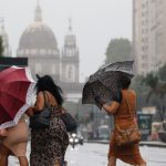 Chuva acima de 100 mm e vento perto de 80 km/h atingem o Rio de Janeiro