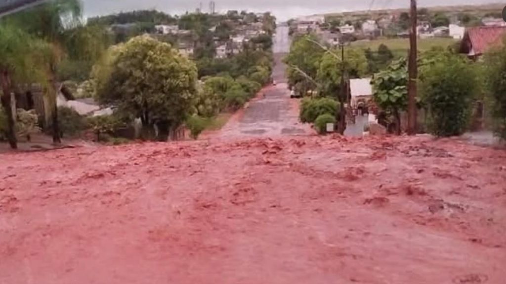 Chuva provoca inundações e enxurradas no interior gaúcho